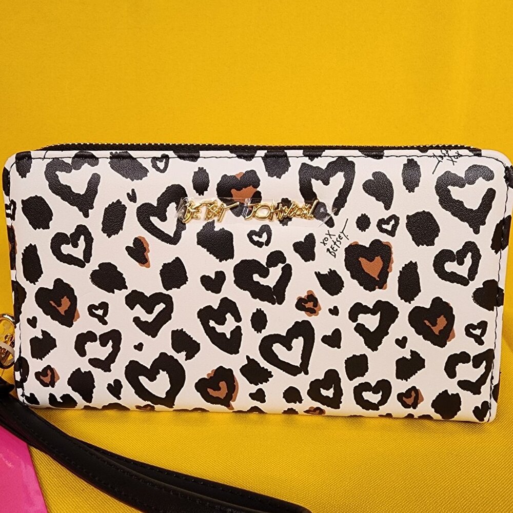 Betsey Johnson Leopard Heart White Black Wallet Wristlet Zip Around NEW - Picture 2 of 12